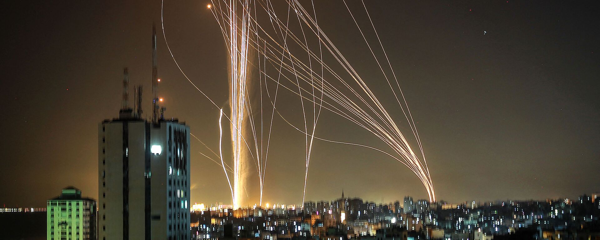 Các quả tên lửa được phóng từ thành phố Gaza do phong trào Hamas của Palestine kiểm soát - Sputnik Việt Nam, 1920, 25.11.2023