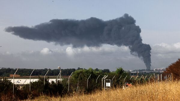 Cột khói dày cuồn cuộn ở Dải Gaza sau cuộc không kích của Israel - Sputnik Việt Nam