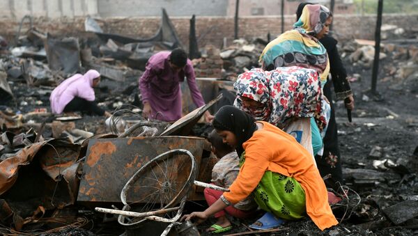 Người tị nạn Rohingya tìm kiếm đồ đạc của họ ở New Delhi vào ngày 16 tháng 4 năm 2018 - Sputnik Việt Nam
