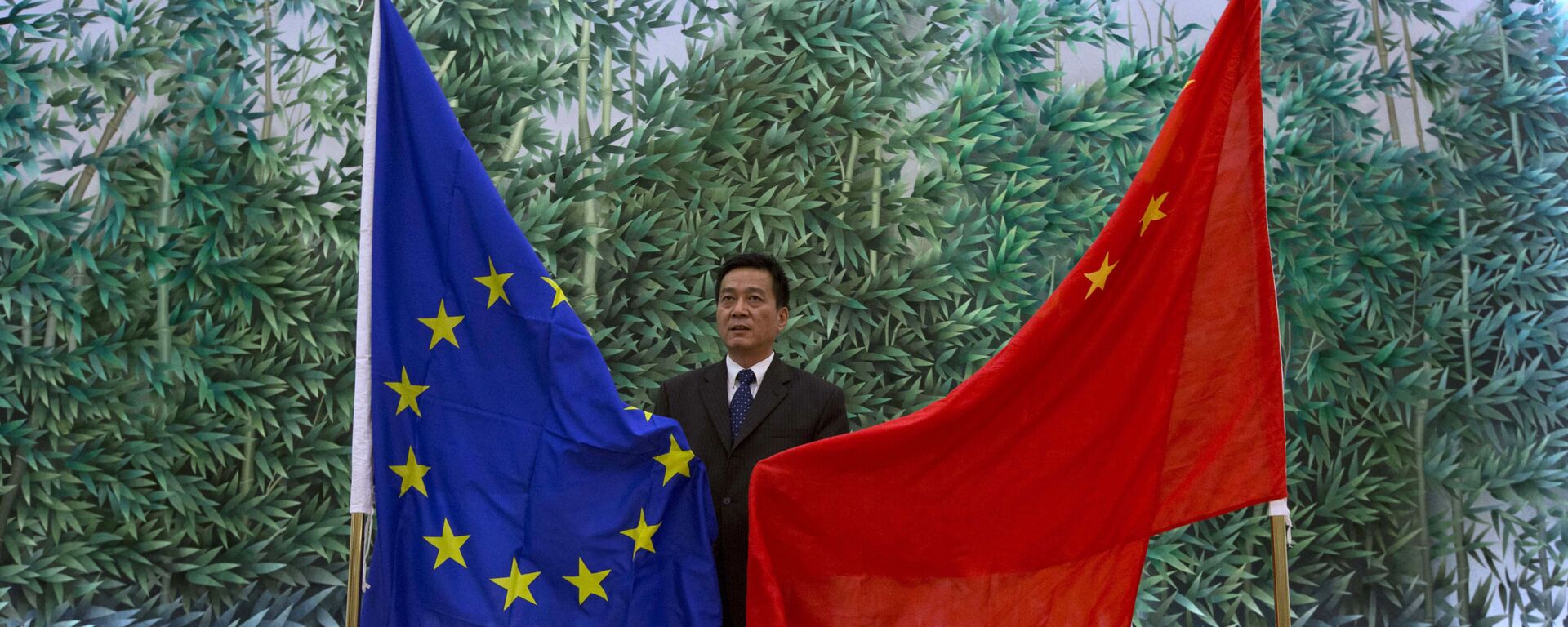 Cờ của EU và Trung Quốc ở Bắc Kinh - Sputnik Việt Nam, 1920, 08.12.2023