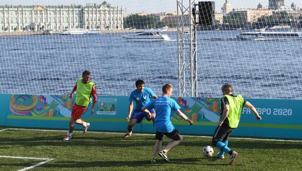 Du khách chơi trong công viên bóng đá EURO 2020 ở thành phố St.Petersburg. - Sputnik Việt Nam