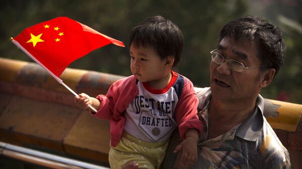 Người đàn ông với đứa trẻ - Sputnik Việt Nam