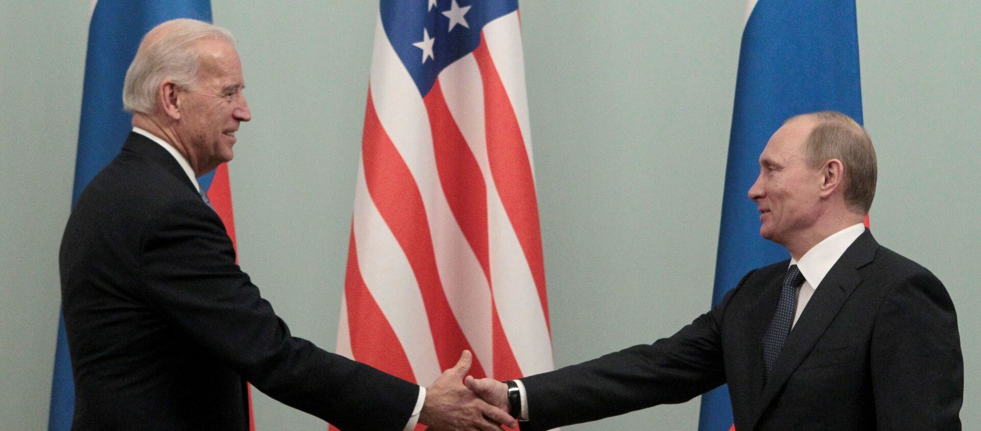 FILE PHOTO: Thủ tướng Nga Vladimir Putin (R) bắt tay Hoa Kỳ Phó Tổng thống Joe Biden trong cuộc gặp của họ tại Moscow ngày 10 tháng 3 năm 2011. - Sputnik Việt Nam, 1920, 03.06.2021