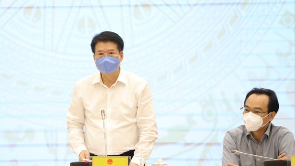 Thứ trưởng Bộ Y tế Trương Quốc Cường trả lời các câu hỏi của phóng viên.  - Sputnik Việt Nam