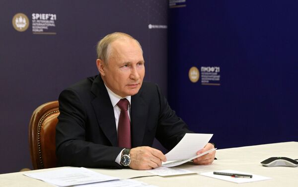 Tổng thống Nga Vladimir Putin phát biểu tại Diễn đàn Kinh tế Quốc tế St.Petersburg năm 2021. - Sputnik Việt Nam