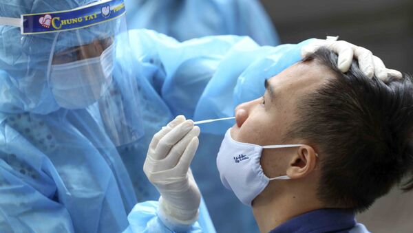 Nhân viên y tế lấy mẫu xét nghiệm COVID-19 cho người làm việc tại tòa nhà T&T Group. - Sputnik Việt Nam