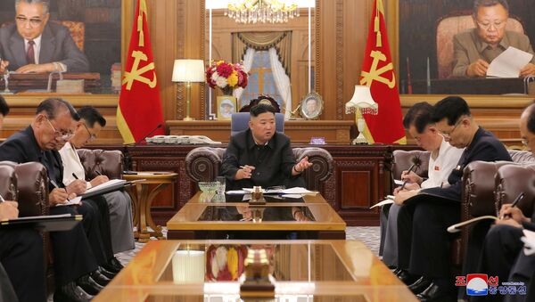 Nhà lãnh đạo Triều Tiên Kim Jong-un trong cuộc gặp với các quan chức cấp cao. - Sputnik Việt Nam
