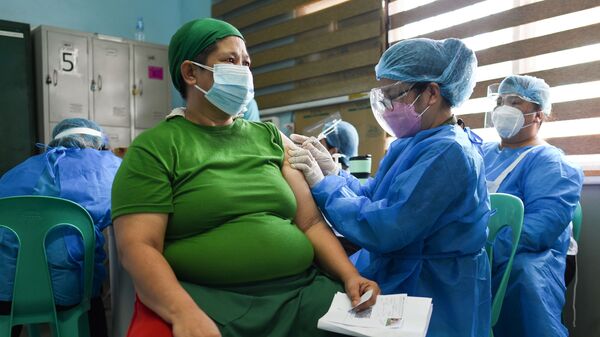 Công nhân tiêm vắc xin CoronaVac Sinovac Biotech tại Cảng Navotas, Philippines. - Sputnik Việt Nam