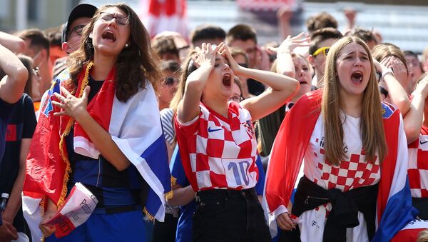Cổ động viên đội tuyển quốc gia Croatia trong trận đấu Croatia-Anh - Sputnik Việt Nam