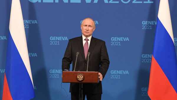 Tổng thống Nga Vladimir Putin tại cuộc họp báo sau hội đàm với Tổng thống Mỹ Joe Biden ở Geneva. - Sputnik Việt Nam