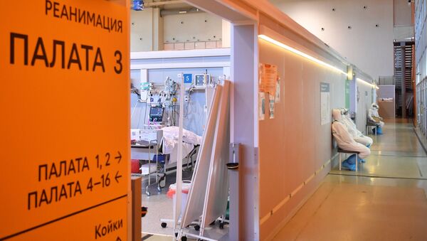Các nhân viên y tế gần khu hồi sức và chăm sóc đặc biệt tại bệnh viện COVID-19 tạm thời tại VDNKh (Moskva). - Sputnik Việt Nam