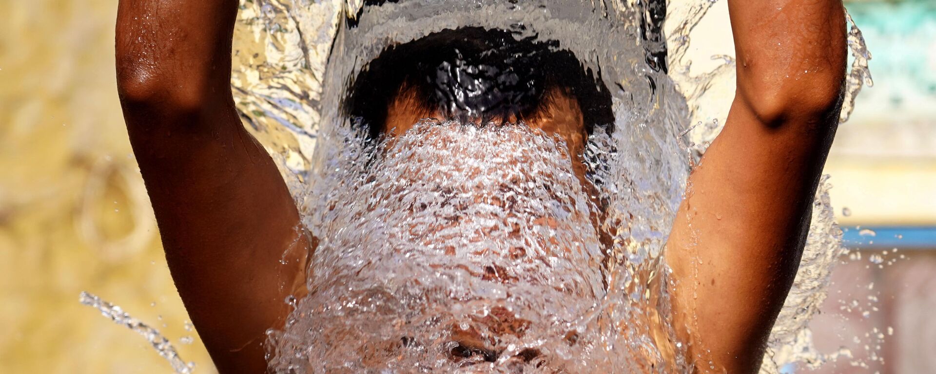 Người đàn ông tắm ngoài trời trong một ngày hè nóng nực ở Ajmer, bang Rajasthan, Ấn Độ - Sputnik Việt Nam, 1920, 21.06.2022