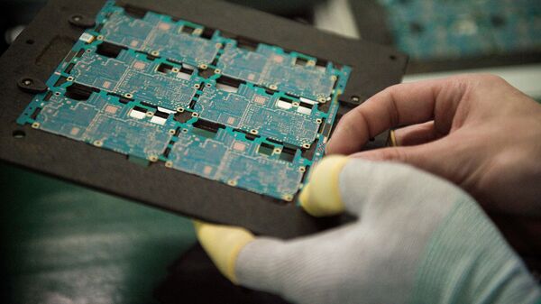Sơ đồ các thành phần trong chip điện thoại thông minh được công nhân xử lý tại nhà máy Oppo ở Đông Quan, Trung Quốc. - Sputnik Việt Nam