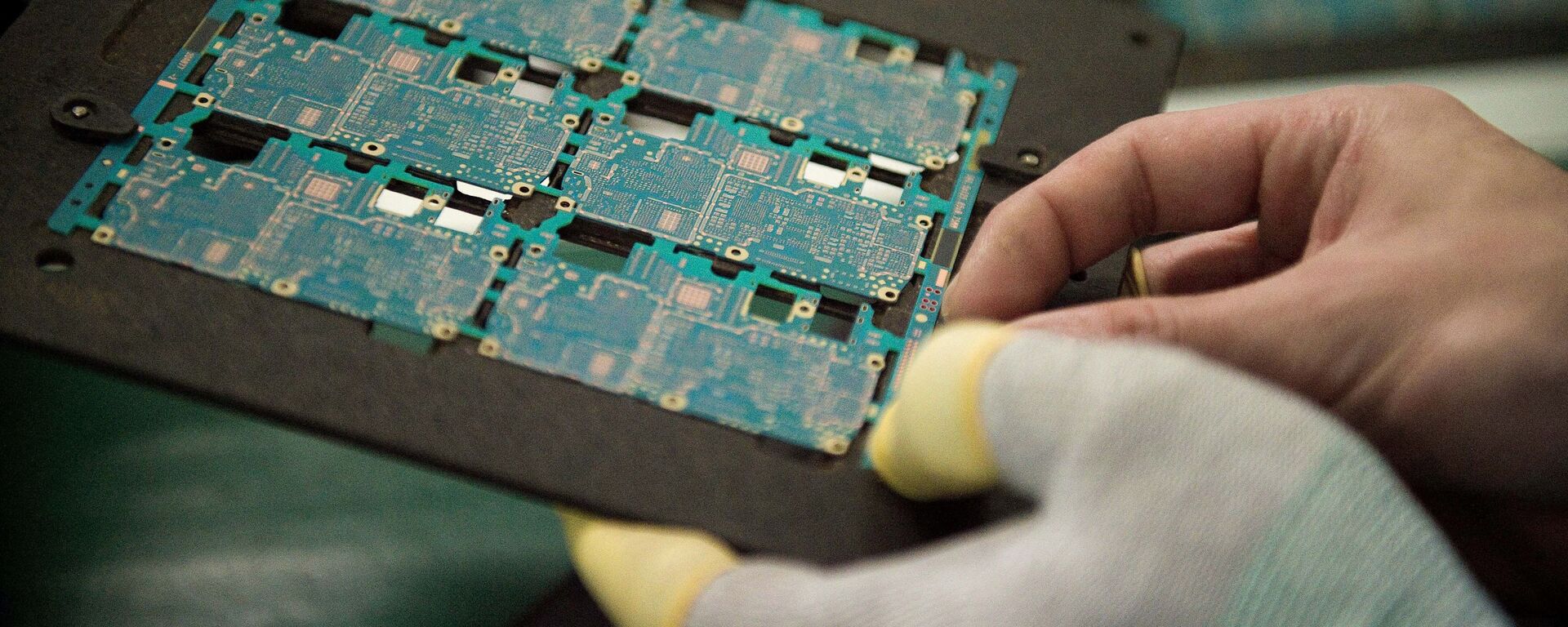 Sơ đồ các thành phần trong chip điện thoại thông minh được công nhân xử lý tại nhà máy Oppo ở Đông Quan, Trung Quốc. - Sputnik Việt Nam, 1920, 03.09.2022