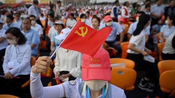 Dân chúng trong lễ kỷ niệm 100 năm thành lập Đảng Cộng sản Trung Quốc ở Bắc Kinh - Sputnik Việt Nam