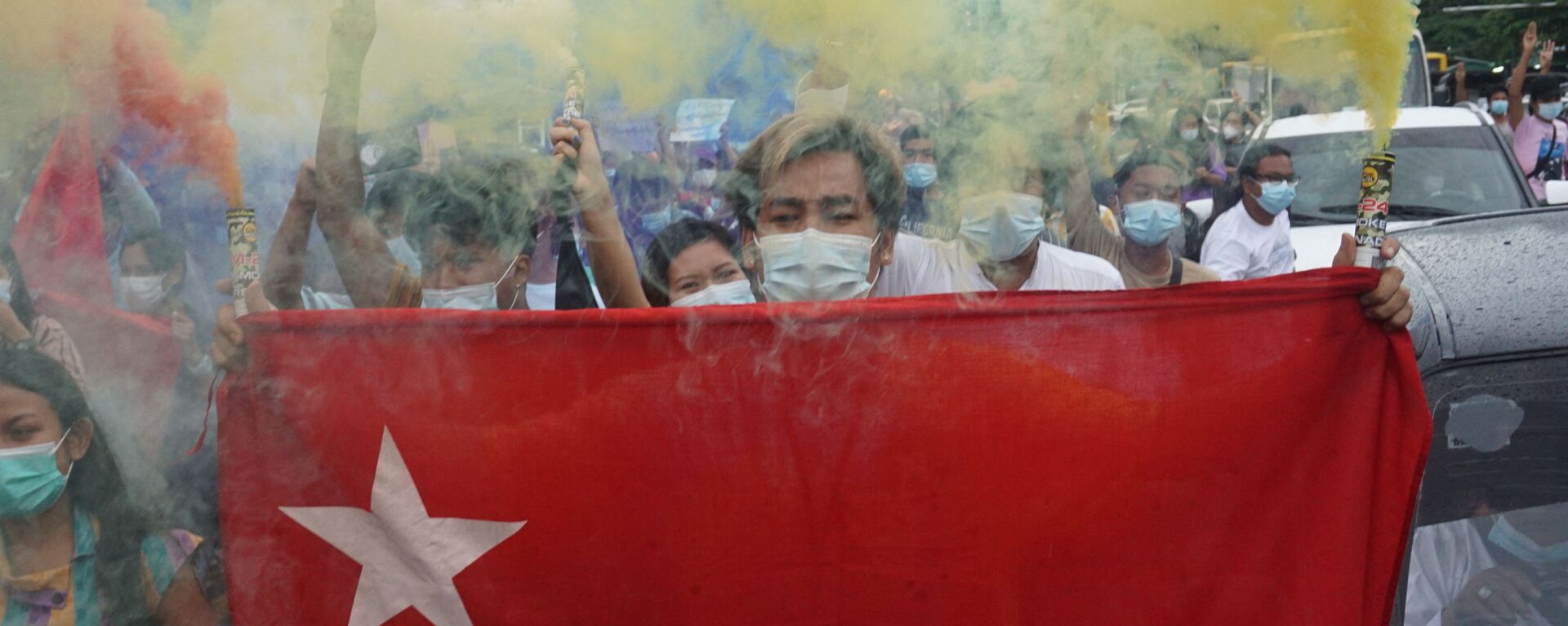 Một người biểu tình cầm cờ của Liên đoàn Quốc gia vì Dân chủ trong một cuộc biểu tình chống lại một cuộc đảo chính quân sự ở Yangon - Sputnik Việt Nam, 1920, 05.07.2022