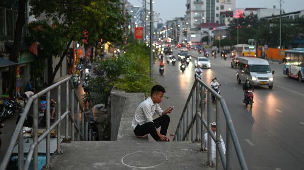 Người đàn ông đang kiểm tra điện thoại thông minh của mình. - Sputnik Việt Nam