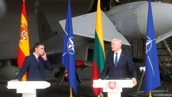 Thủ tướng Tây Ban Nha Pedro Sanchez và Tổng thống Litva Gitanas Nauseda tham dự một cuộc họp báo tại căn cứ không quân Siauliai, Litva ngày 8 tháng 7 năm 2021. REUTERS / IntsKalnins - Sputnik Việt Nam