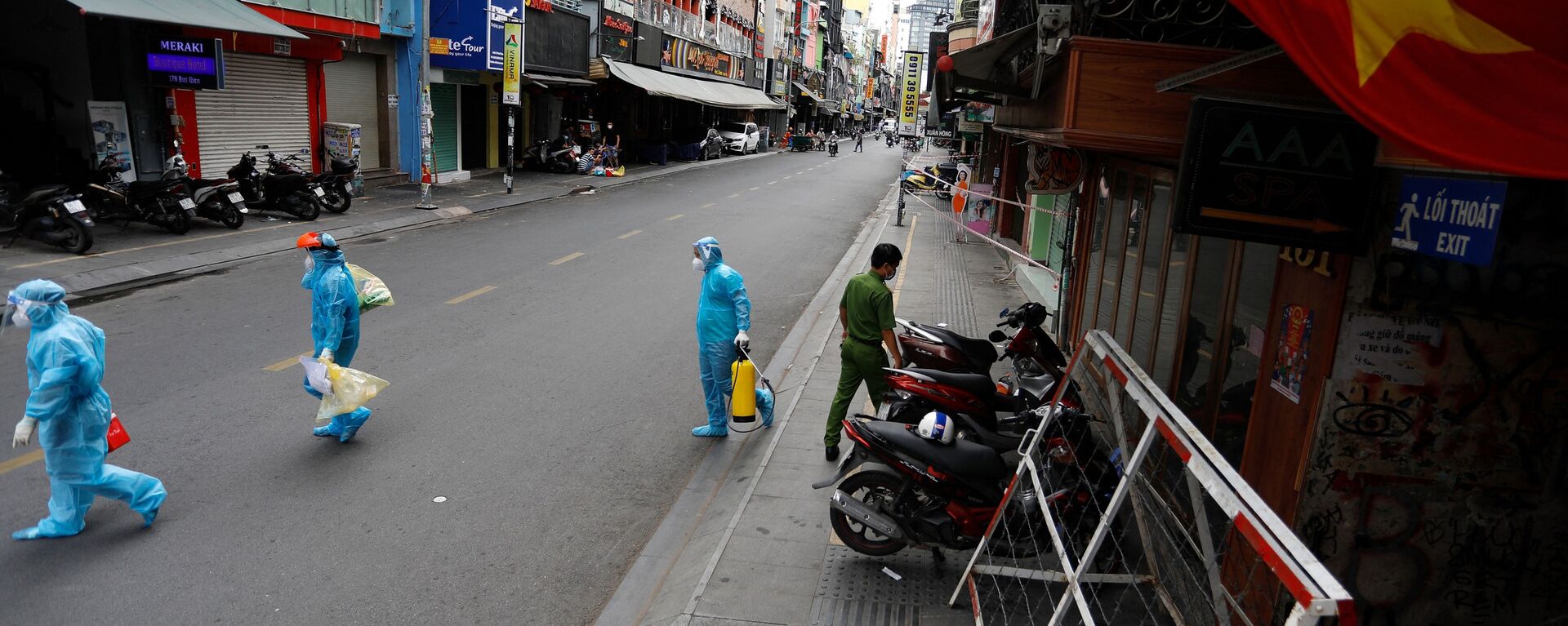 Nhân viên y tế trong ngày đầu tiên sau khi chính phủ áp đặt hai tuần cách ly ở Thành phố Hồ Chí Minh, Việt Nam - Sputnik Việt Nam, 1920, 10.07.2021