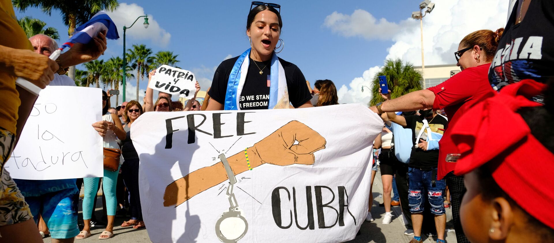 Những người di cư Cuba ở Little Havana phản ứng trước tin về các cuộc biểu tình diễn ra tại Cuba chống lại nền kinh tế đang suy thoái, Miami, Florida, Hoa Kỳ, ngày 11 tháng Bảy năm 2021. - Sputnik Việt Nam, 1920, 16.07.2021