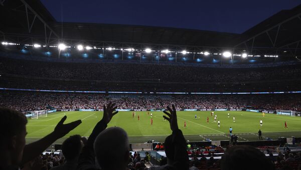 Người hâm mộ phản ứng trong trận bán kết giải vô địch bóng đá Euro 2020 giữa Anh và Đan Mạch tại sân vận động Wembley ở London, Thứ Tư, ngày 7 tháng 7 năm 2021. - Sputnik Việt Nam