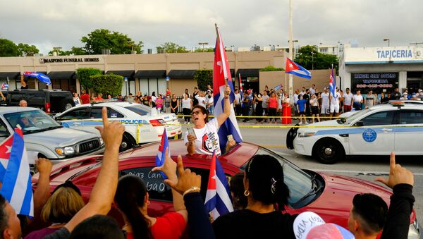 Mít tinh biểu thị tình đoàn kết với những người biểu tình ở Cuba tại Little Havana, ngoại ô Miami, bang Florida, Hoa Kỳ, 12/7/2021 - Sputnik Việt Nam