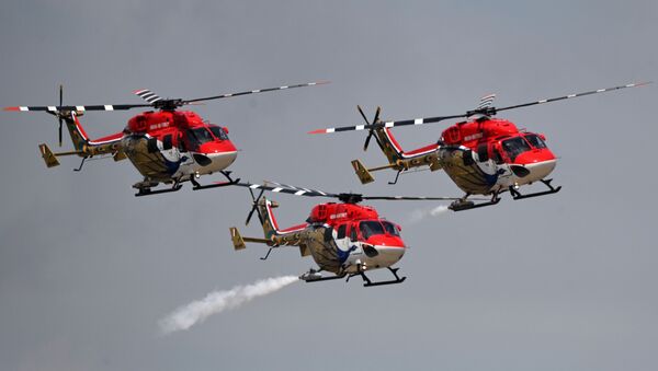 Đội nhào lộn Sarang (Ấn Độ) trên máy bay trực thăng tham gia chương trình bay tại sự kiện Hàng không và Vũ trụ Quốc tế MAKS-2021 - Sputnik Việt Nam