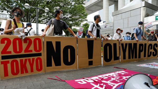 Những người biểu tình phản đối Thế vận hội 2020 cạnhTòa thị chính Tokyo - Sputnik Việt Nam