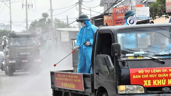 Bộ đội phòng hóa phun khử khuẩn, tiêu độc trên các tuyến đường ở TP Thủ Đức - Sputnik Việt Nam