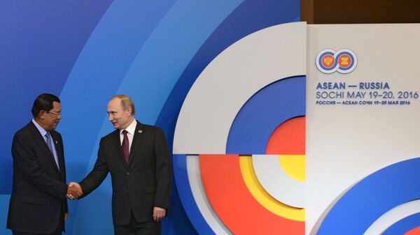 Cuộc gặp giữa thủ tướng Campuchia Hun Sen và tổng thống LB Nga Vladimir Putin trong khuôn khổ Diễn đàn Nga-ASEAN ở Sochi năm 2016 - Sputnik Việt Nam