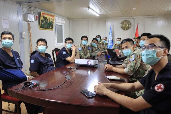 Lực lượng GGHB Việt Nam tham gia buổi tập huấn trực tuyến nâng cao năng lực y tế giữa 2 bệnh viện cấp 2 Việt Nam và Ấn Độ hoạt động tại Nam Sudan.  - Sputnik Việt Nam