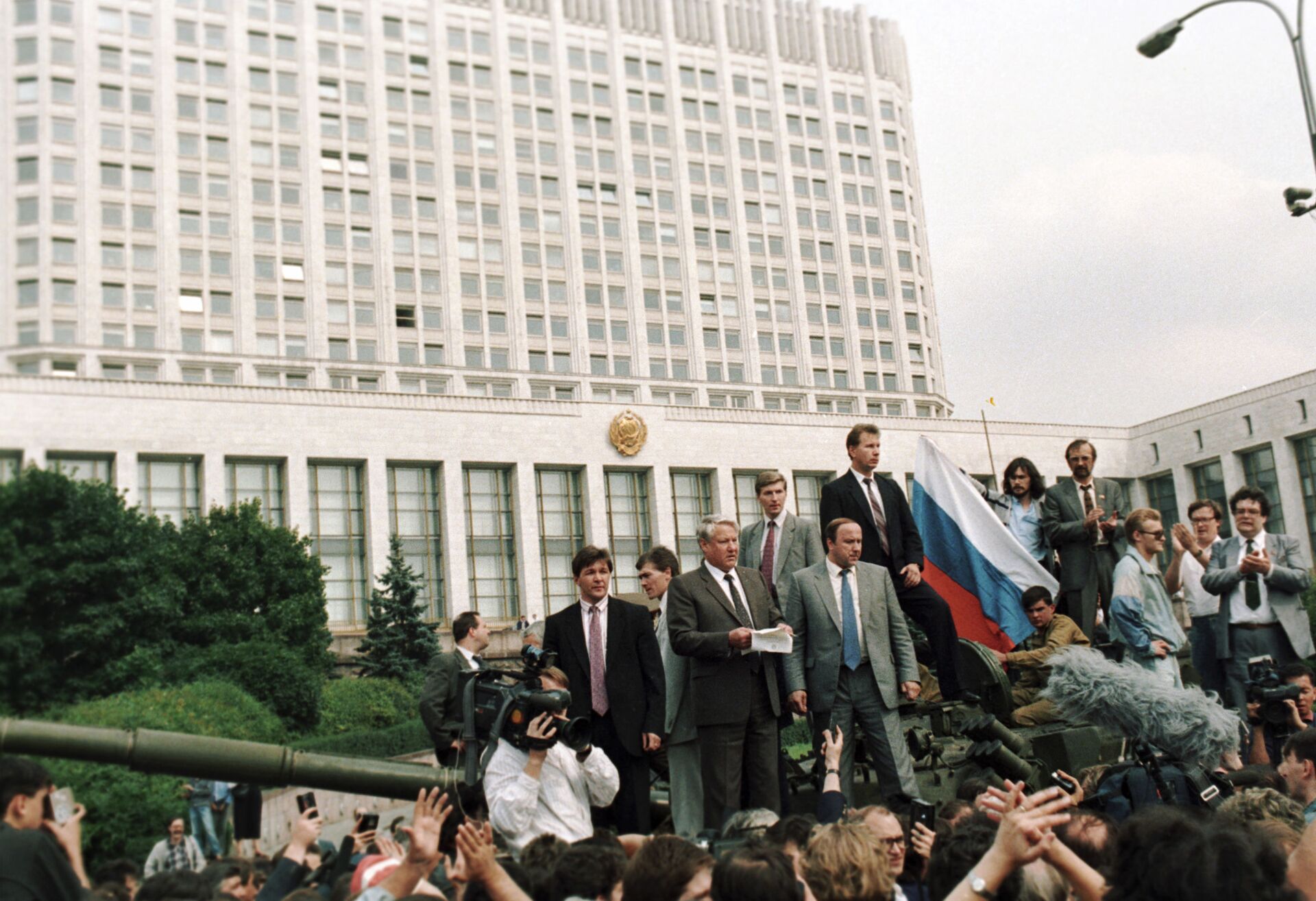 Boris Yeltsin phát biểu bên ngoài tòa nhà của Hội đồng Bộ trưởng của RSFSR trong Cuộc Nổi dậy tháng 8 - Sputnik Việt Nam, 1920, 05.10.2021