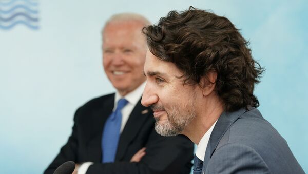Tổng thống Hoa Kỳ Joe Biden và Thủ tướng Canada Justin Trudeau tham dự một phiên họp trong hội nghị thượng đỉnh G7 ở Vịnh Carbis, Cornwall, Anh, ngày 11 tháng 6 năm 2021 - Sputnik Việt Nam