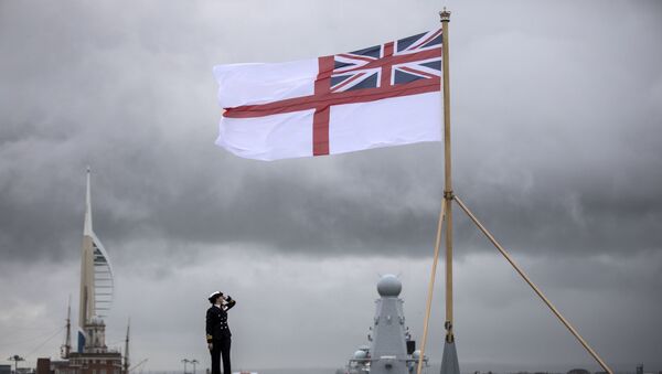Lá cờ của Hải quân Hoàng gia phía sau chiếc hạm HMS Queen Elizabeth mới - Sputnik Việt Nam