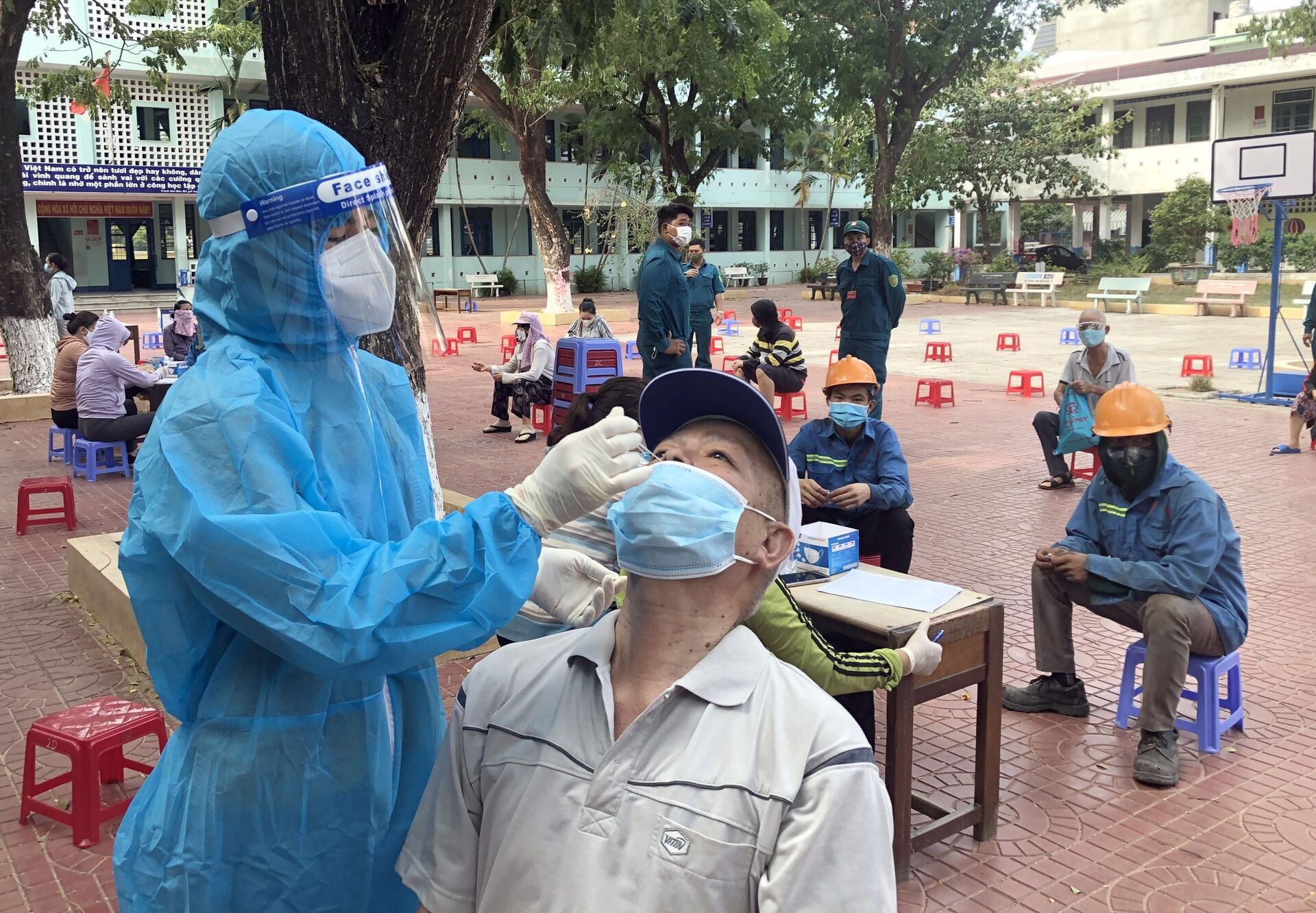 Test nhanh SARS-CoV-2 cho người cao tuổi ở phường Lý Thường Kiệt, thành phố Quy Nhơn. - Sputnik Việt Nam, 1920, 05.10.2021