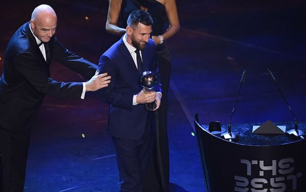 Cầu thủ bóng đá Lionel Messi với chiếc cúp tại Lễ trao giải FIFA ở Ý - Sputnik Việt Nam
