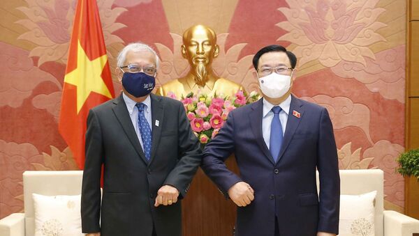 Chủ tịch Quốc hội Vương Đình Huệ và ông Kamal Malhotra tại buổi tiếp. - Sputnik Việt Nam