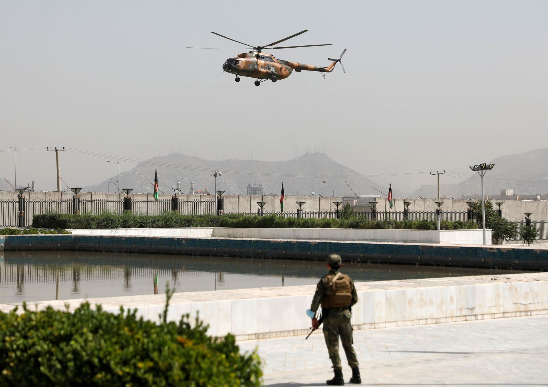 Trực thăng quân sự chở Tổng thống Afghanistan Ashraf Ghani chuẩn bị hạ cánh bên ngoài quốc hội ở Kabul, Afghanistan vào ngày 2/8/2021. - Sputnik Việt Nam, 1920, 05.10.2021