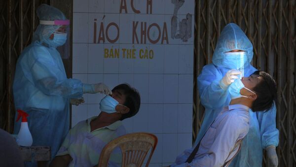  Lấy mẫu 5% người dân trong khu vực bình thường mới để xét nghiệm test kháng nguyên mẫu gộp.  - Sputnik Việt Nam
