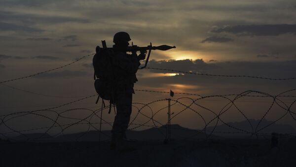 Biên phòng Pakistan với súng phóng lựu tại đồn biên phòng Shaman ở biên giới với Afghanistan - Sputnik Việt Nam