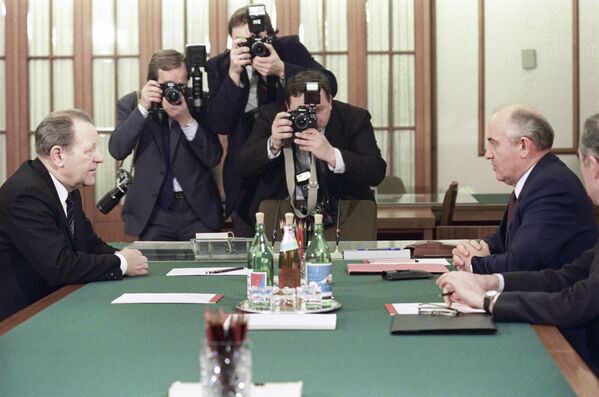 Tổng Bí thư Ban Chấp hành Trung ương Đảng Cộng sản Tiệp Khắc Milous Jakesh và Tổng Bí thư Ban Chấp hành Trung ương Đảng Cộng sản Liên Xô Mikhail Gorbachev trong các cuộc đàm phán tại Điện Kremlin - Sputnik Việt Nam
