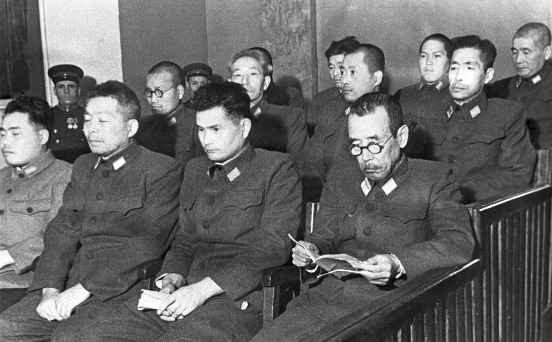 Các bị cáo tại phiên tòa xét xử vụ cựu quân nhân Nhật Bản bị cáo buộc chuẩn bị sử dụng vũ khí vi khuẩn. Khabarovsk, 1949 - Sputnik Việt Nam, 1920, 05.10.2021
