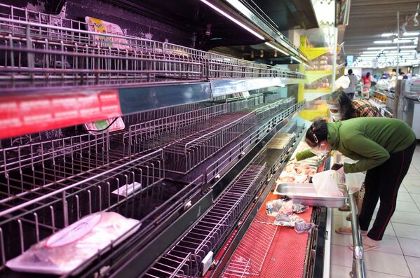 Tìm kiếm thực phẩm trên các kệ trống rỗng của một cửa hàng ở TP Hồ Chí Minh - Sputnik Việt Nam