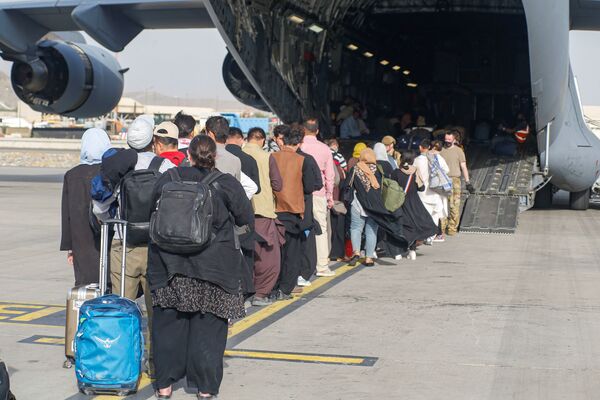 Người tị nạn Afghanistan trong lúc máy bay C-17 Globemaster III của Không quân Hoa Kỳ hạ cánh tại Sân bay Quốc tế Hamid Karzai ở Kabul
 - Sputnik Việt Nam