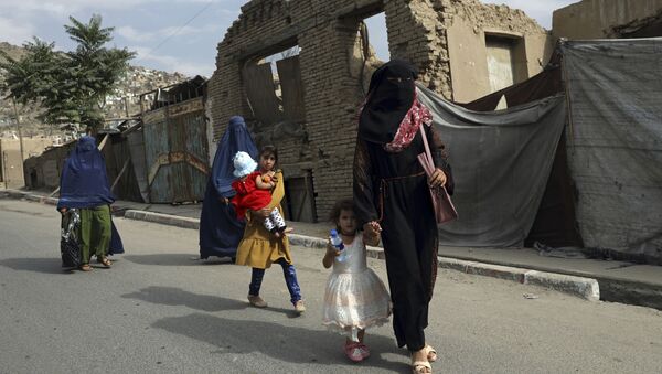 Phụ nữ và trẻ em gái Afghanistan trên đường phố ở Kabul - Sputnik Việt Nam