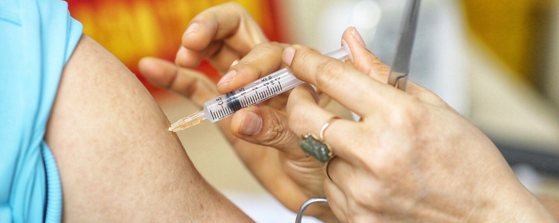 Nhân viên y tế tiêm thử nghiệm vaccine Nano Covax phòng COVID-19 giai đoạn 3 - Sputnik Việt Nam, 1920, 09.10.2021