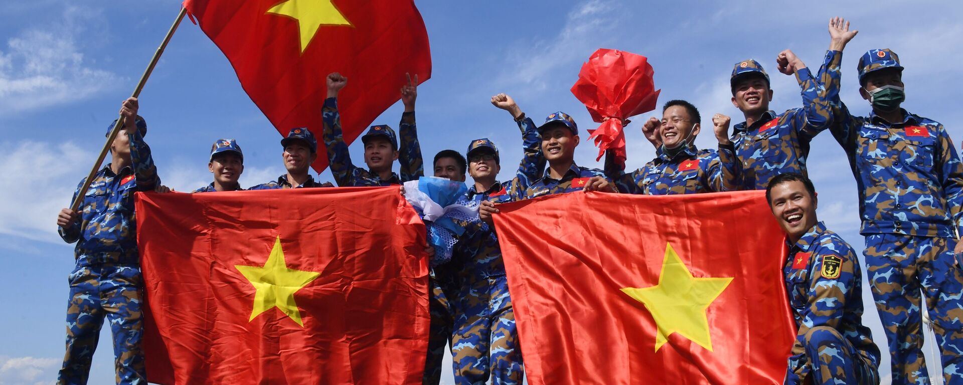 Đội Việt Nam sau cuộc thi sử dụng thiết bị cứu sinh trong chặng 3 cuộc thi Cúp Biển tại Vladivostok trong khuôn khổ Hội thao Quân đội Quốc tế lần thứ VII Army Games-2021 - Sputnik Việt Nam, 1920, 04.09.2021