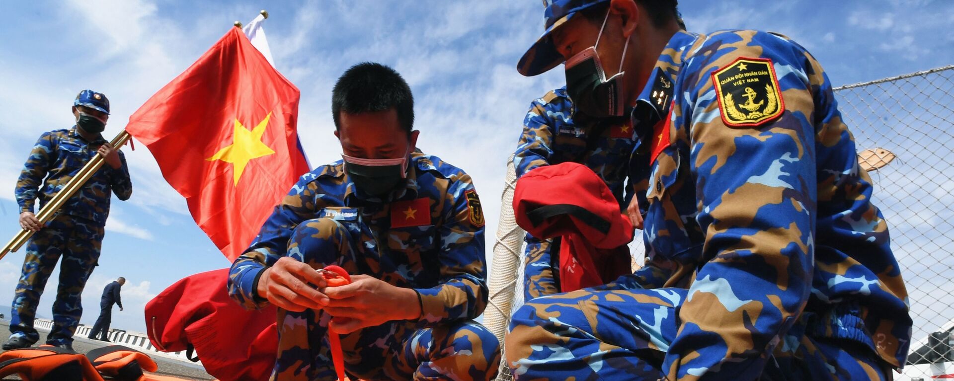 Quân nhân Việt Nam trước khi bắt đầu thi đấu về sử dụng thiết bị cứu sinh trong chặng 3 cuộc thi Cúp Biển tại Vladivostok trong khuôn khổ Hội thao Quân đội Quốc tế lần thứ VII Army Games-2021 - Sputnik Việt Nam, 1920, 23.12.2021