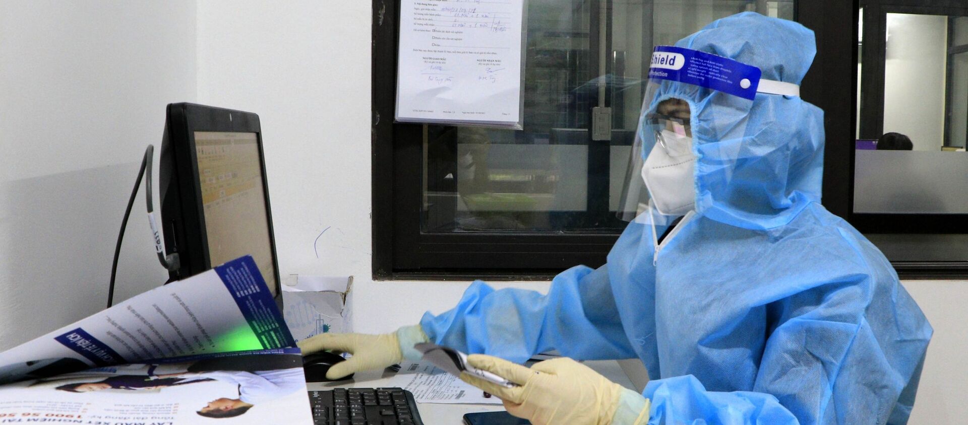 Các bác sĩ Bệnh viện Đa khoa tư nhân Hùng Vương làm xét nghiệm trên hệ xét nghiệm SARS-CoV-2 - Sputnik Việt Nam, 1920, 28.08.2021