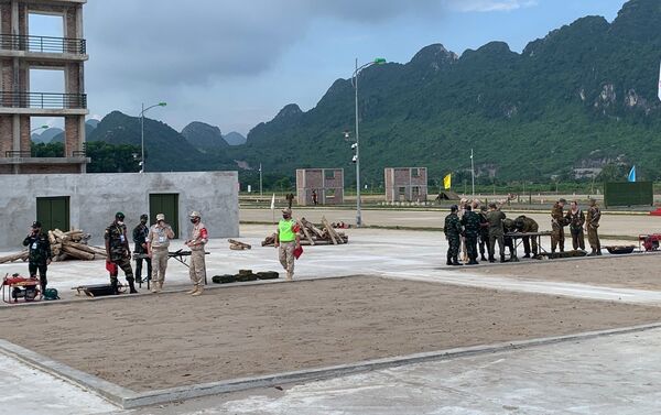 Giám khảo quốc tế đang chuẩn bị cho môn thi Vùng Tai nạn giữa đội Belarus và đội Mali tại Army Games 2021 tại Việt Nam - Sputnik Việt Nam